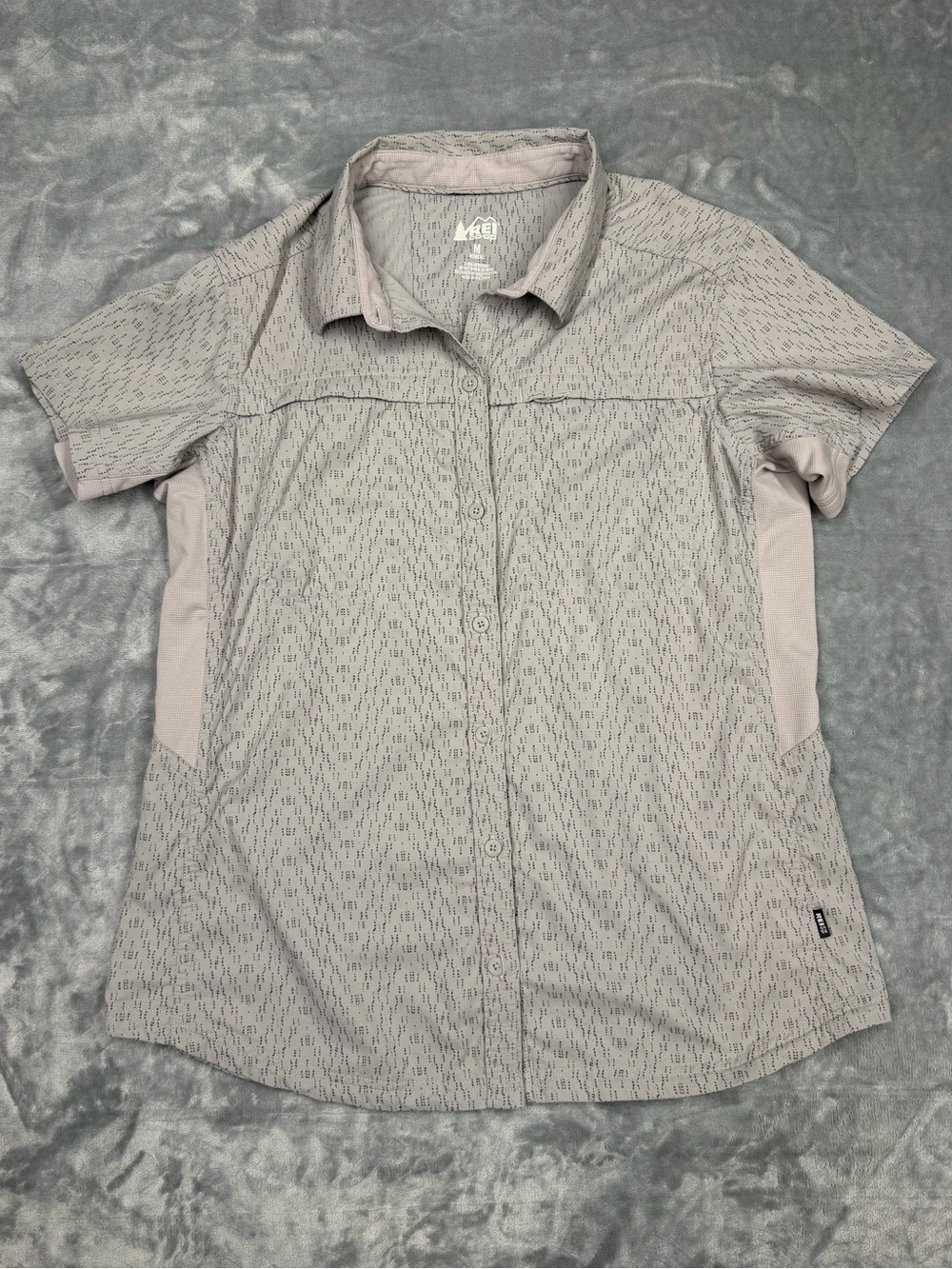 REI Women's Short-Sleeve Button-Down Shirt Light Beige with Subtle Print